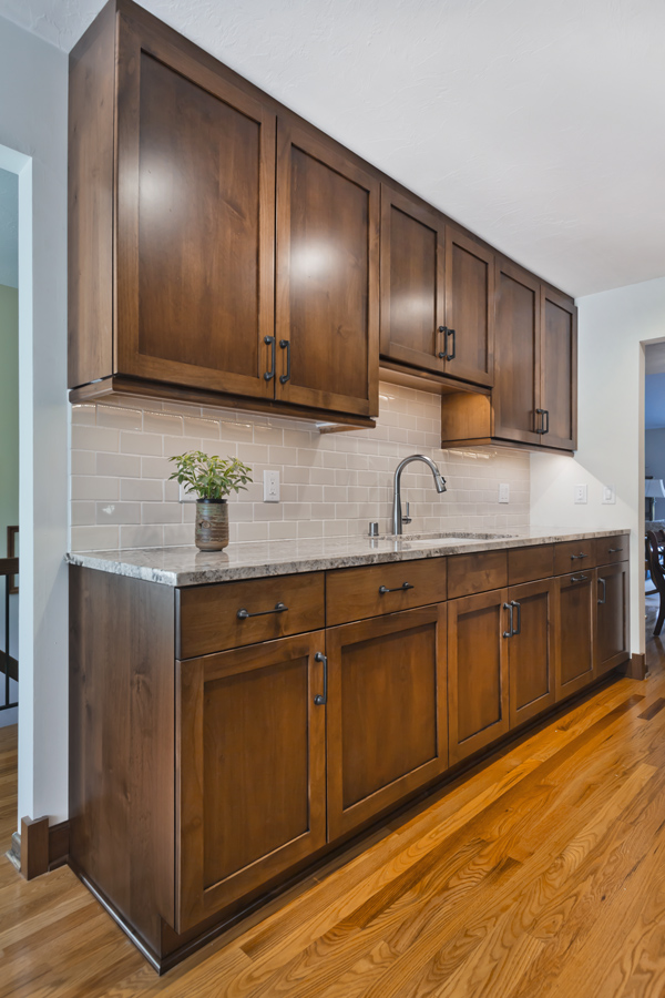 IZZA Cabinet, custom cabinets, custom cabinetry, cabinetry, cupboard, base cabinets, wall cabinets, tall cabinets, custom kitchen cabinets, kitchen cabinet ideas, kitchen remodel, kitchen remodeling ideas, kitchen cabinet design, medium wood, medium stain, toasted rye with black highlight, premium alder, meadowland, flatpanel door, shaker door, frameless, current