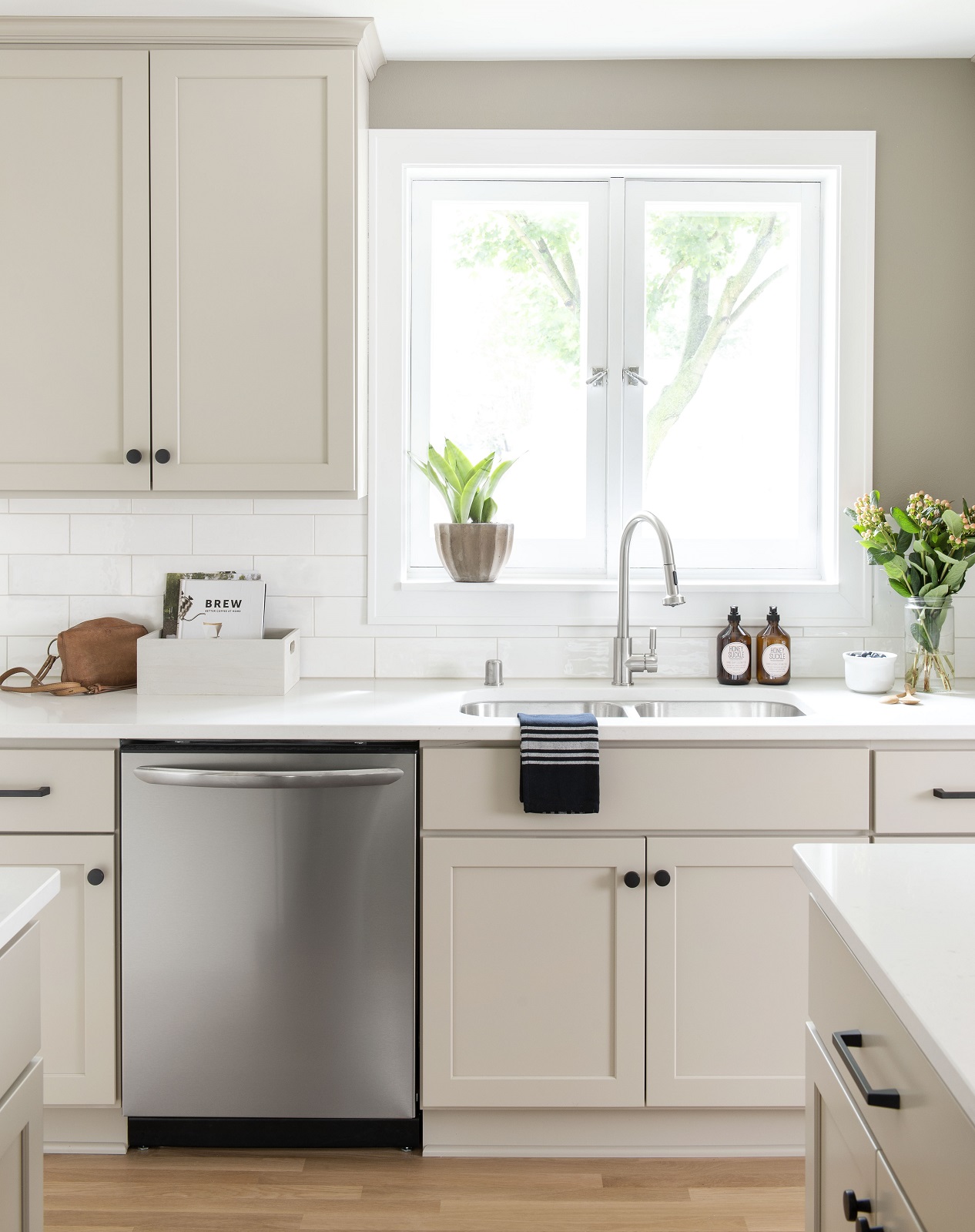IZZA Cabinet_Kitchen_Stirling_PerfectBeige_3