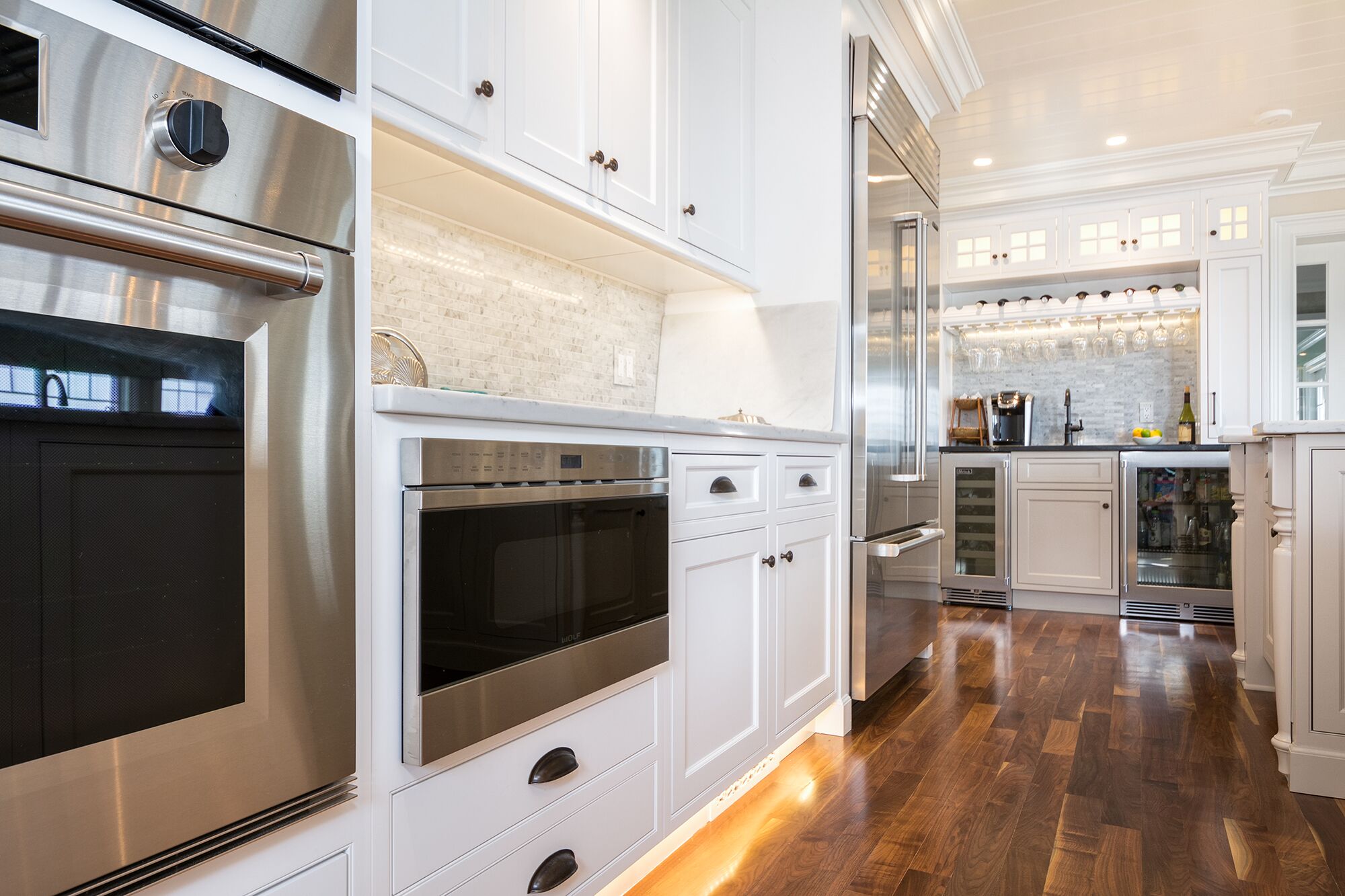 IZZA Cabinet_Kitchen_FrenchVilleSQ_DesignerWhite_StoneBluff_4