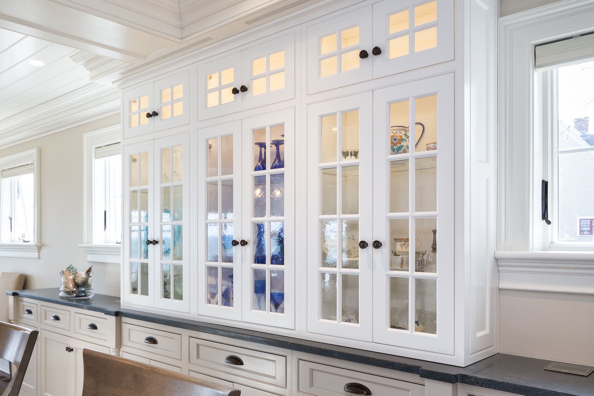 IZZA Cabinet_Kitchen_FrenchVilleSQ_DesignerWhite_StoneBluff_3