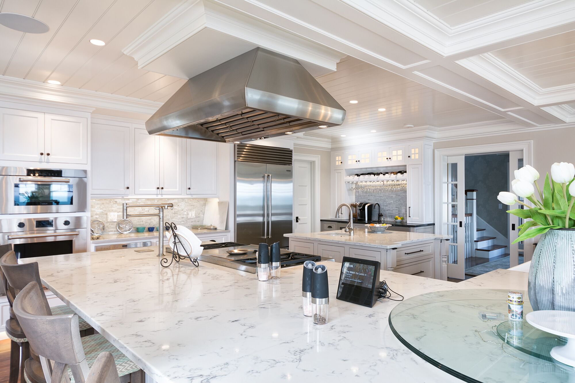 IZZA Cabinet_Kitchen_FrenchVilleSQ_DesignerWhite_StoneBluff_2