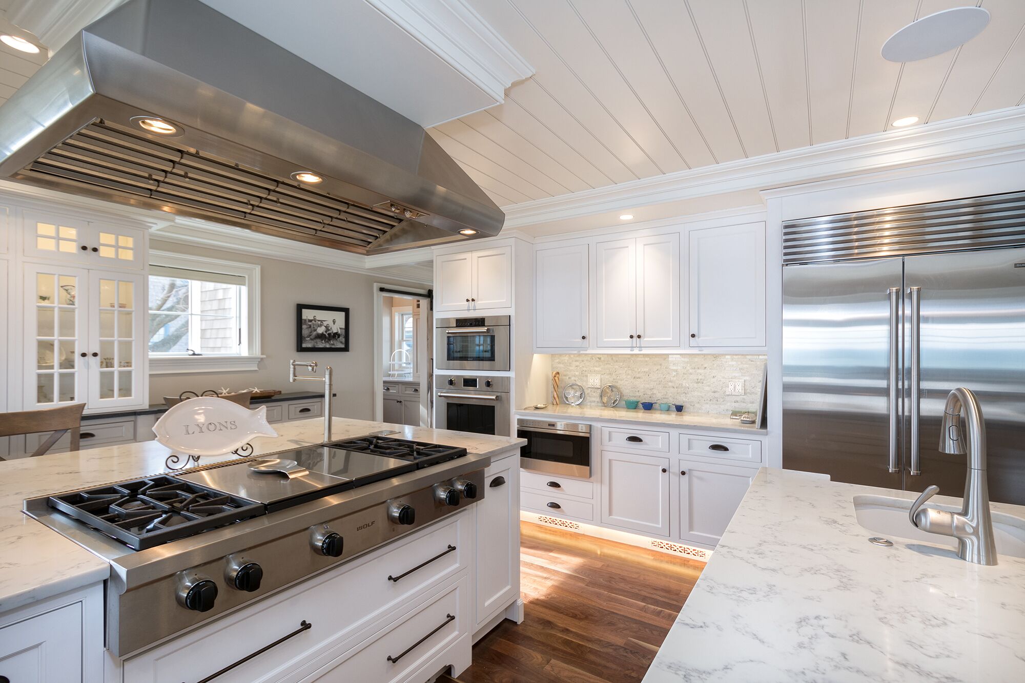 IZZA Cabinet_Kitchen_FrenchVilleSQ_DesignerWhite_StoneBluff_1