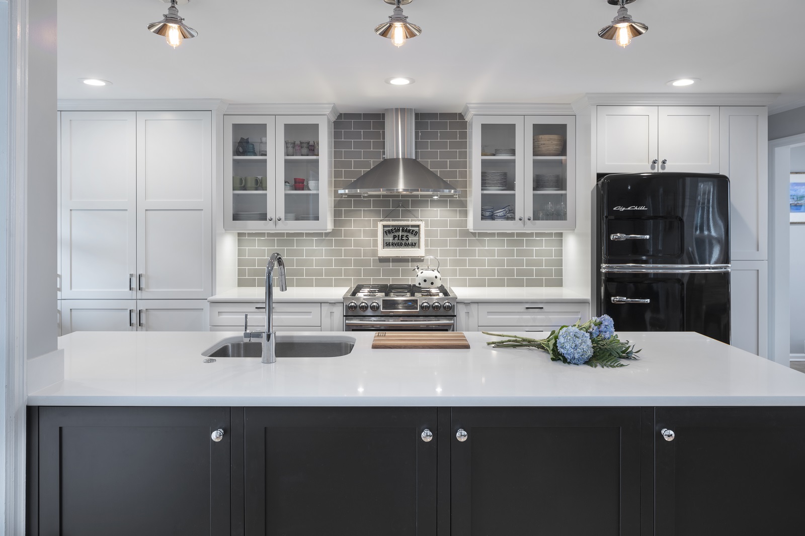 IZZA Cabinet_Kitchen_Meadowland_SimplyWhite_Black_1