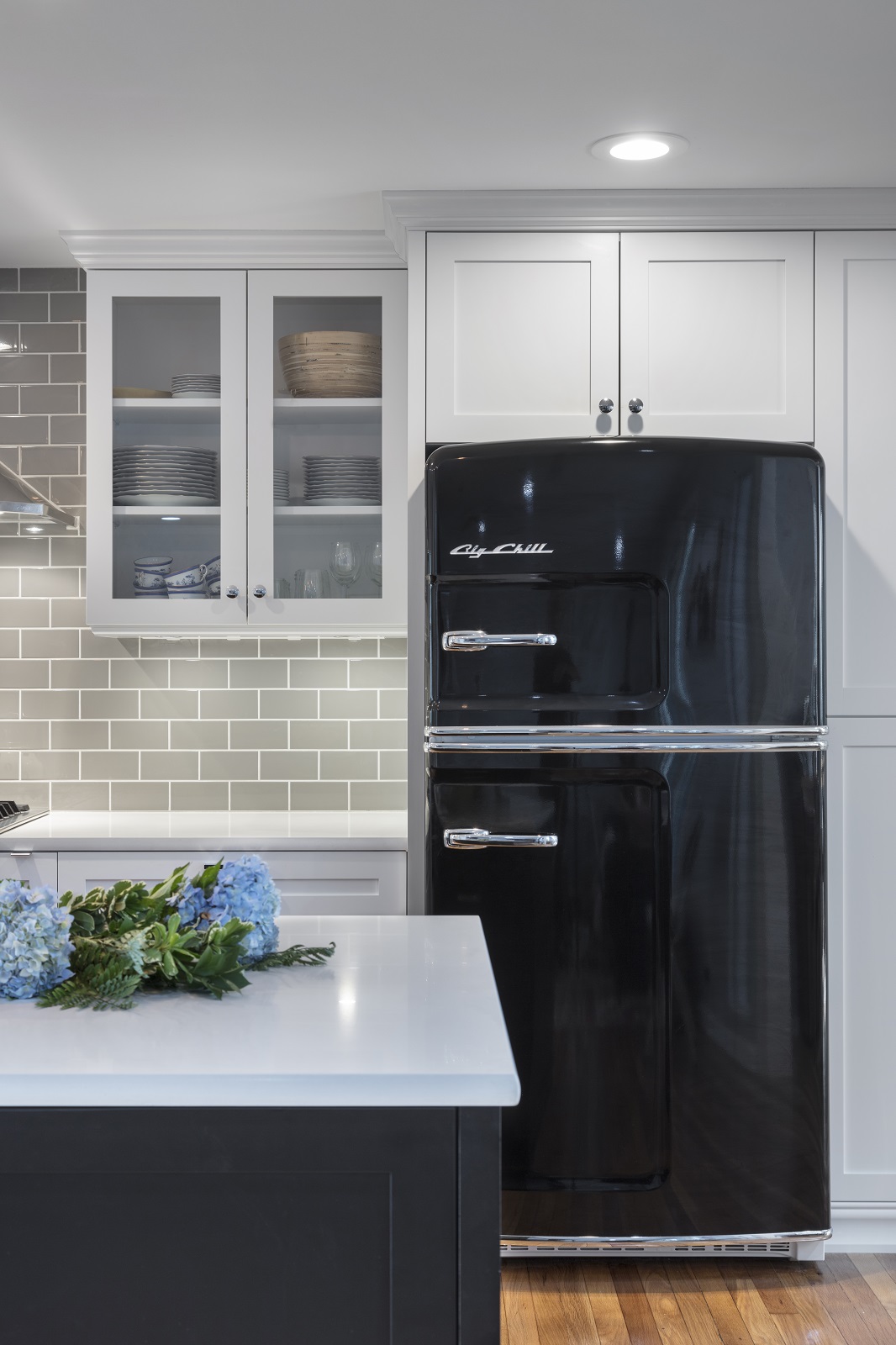 IZZA Cabinet_Kitchen_Meadowland_SimplyWhite_Black_2