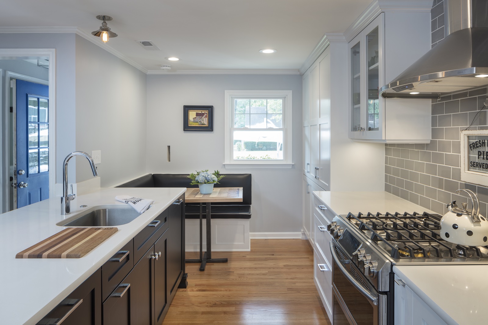 IZZA Cabinet_Kitchen_Meadowland_SimplyWhite_Black_4