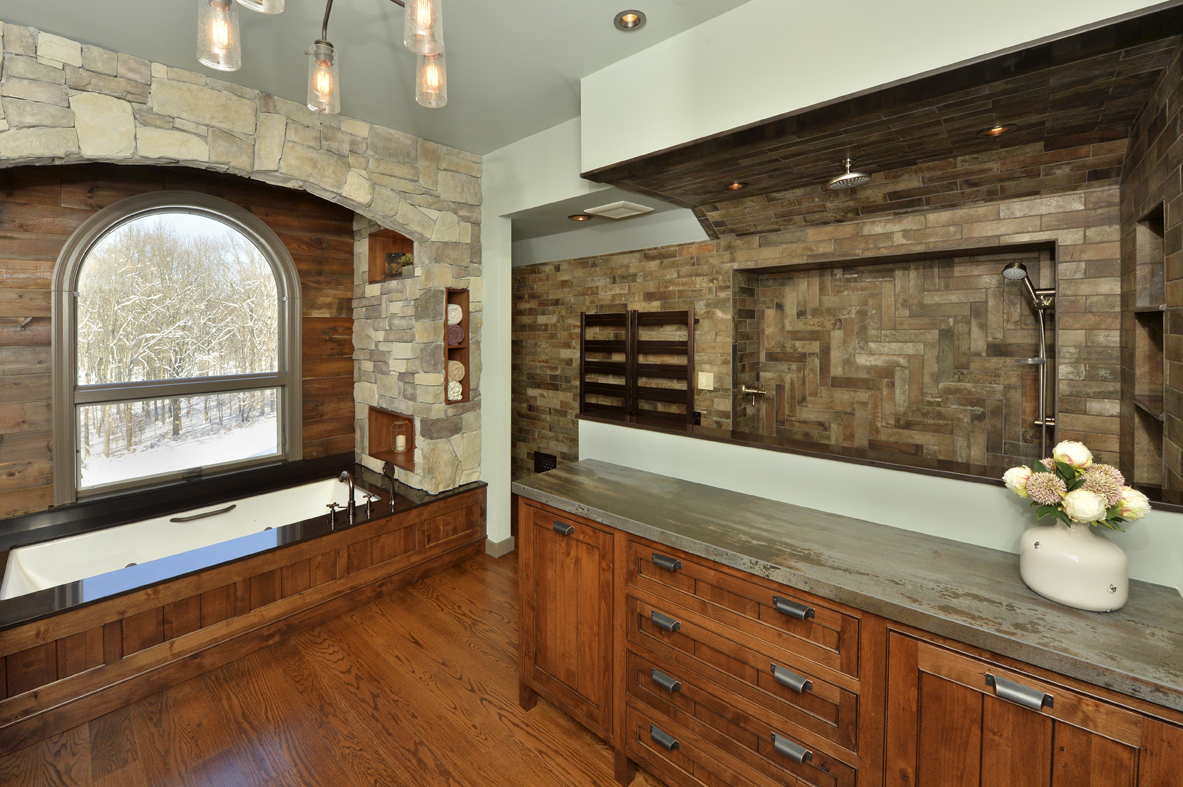IZZACabinest_Bathroom_CustomDoor_Sig.Numeg_4