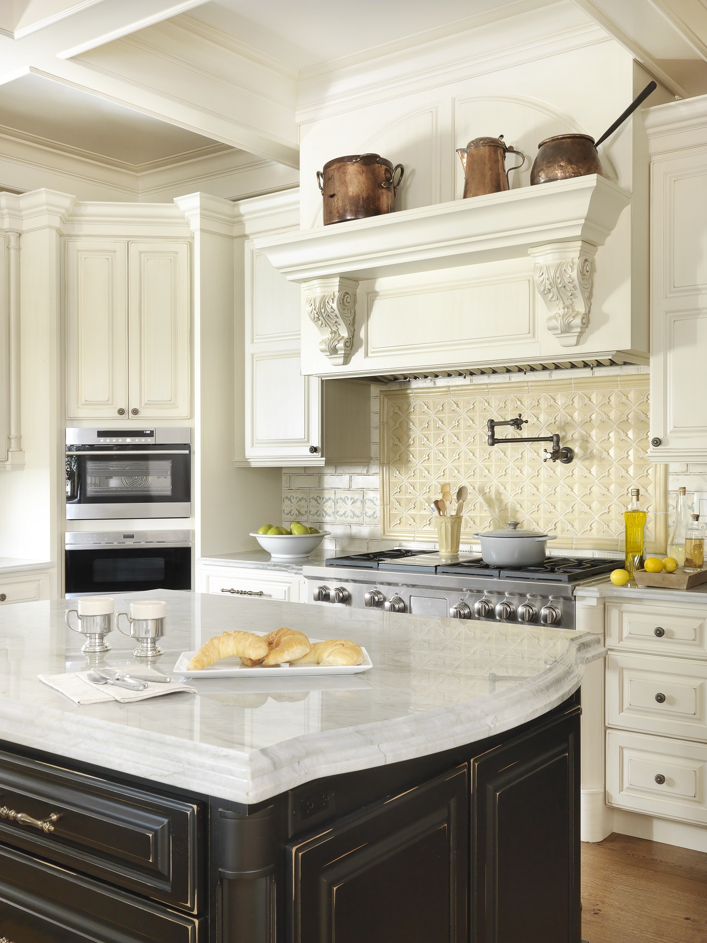 IZZA Cabinet_Kitchen_CountryFrenchSQ_Bisque_Black_1