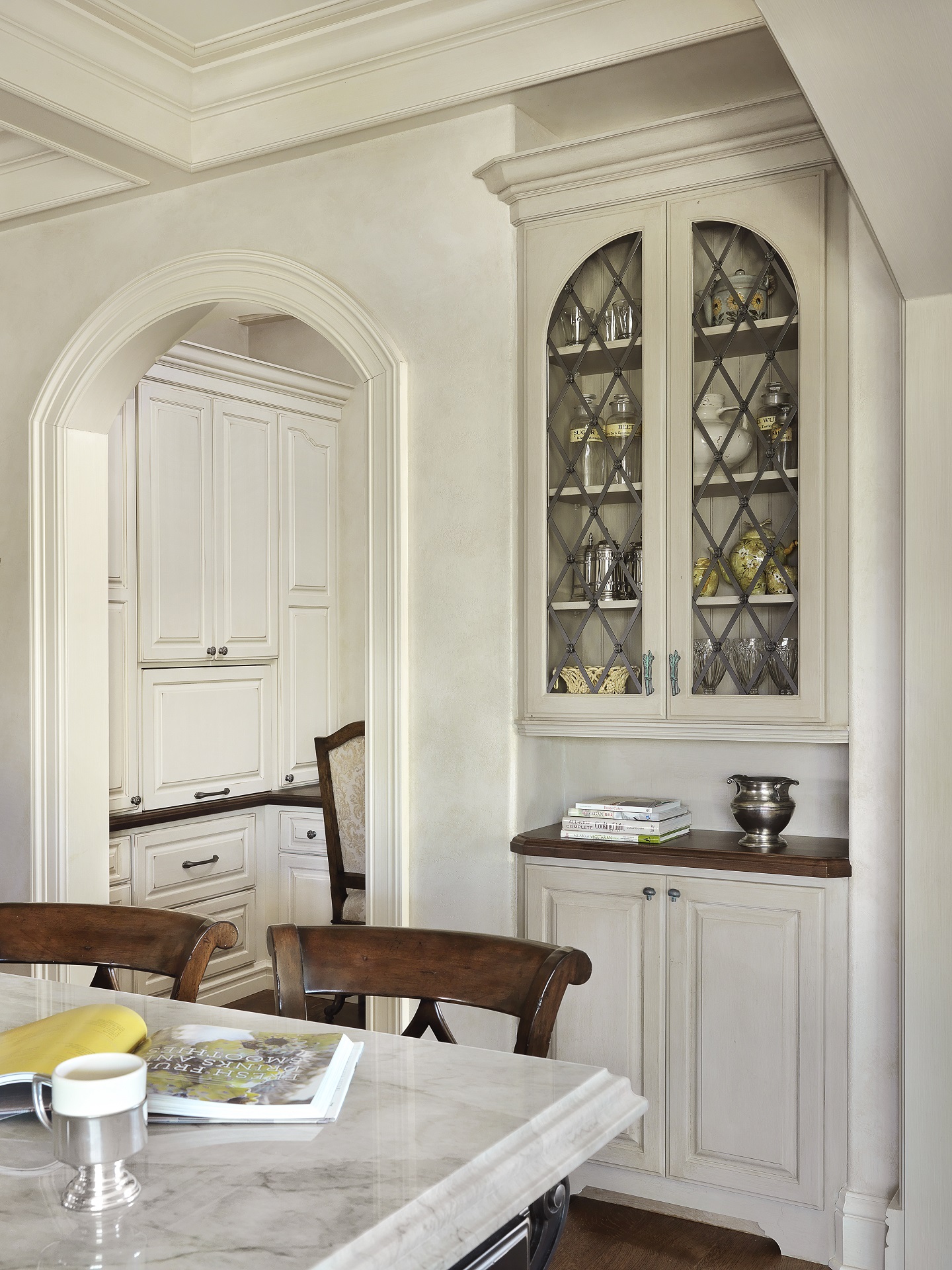 IZZA Cabinet_Kitchen_CountryFrenchSQ_Bisque_Black_2