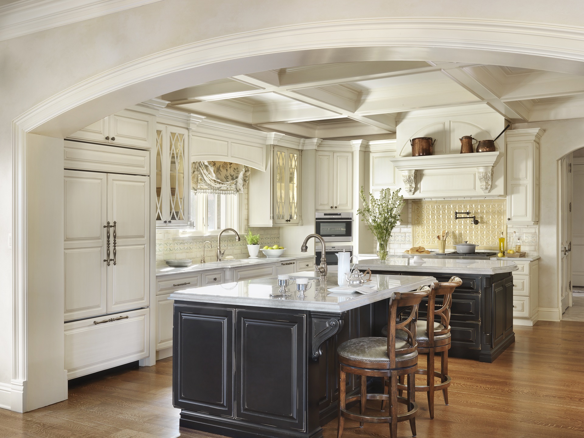 IZZA Cabinet_Kitchen_CountryFrenchSQ_Bisque_Black_3