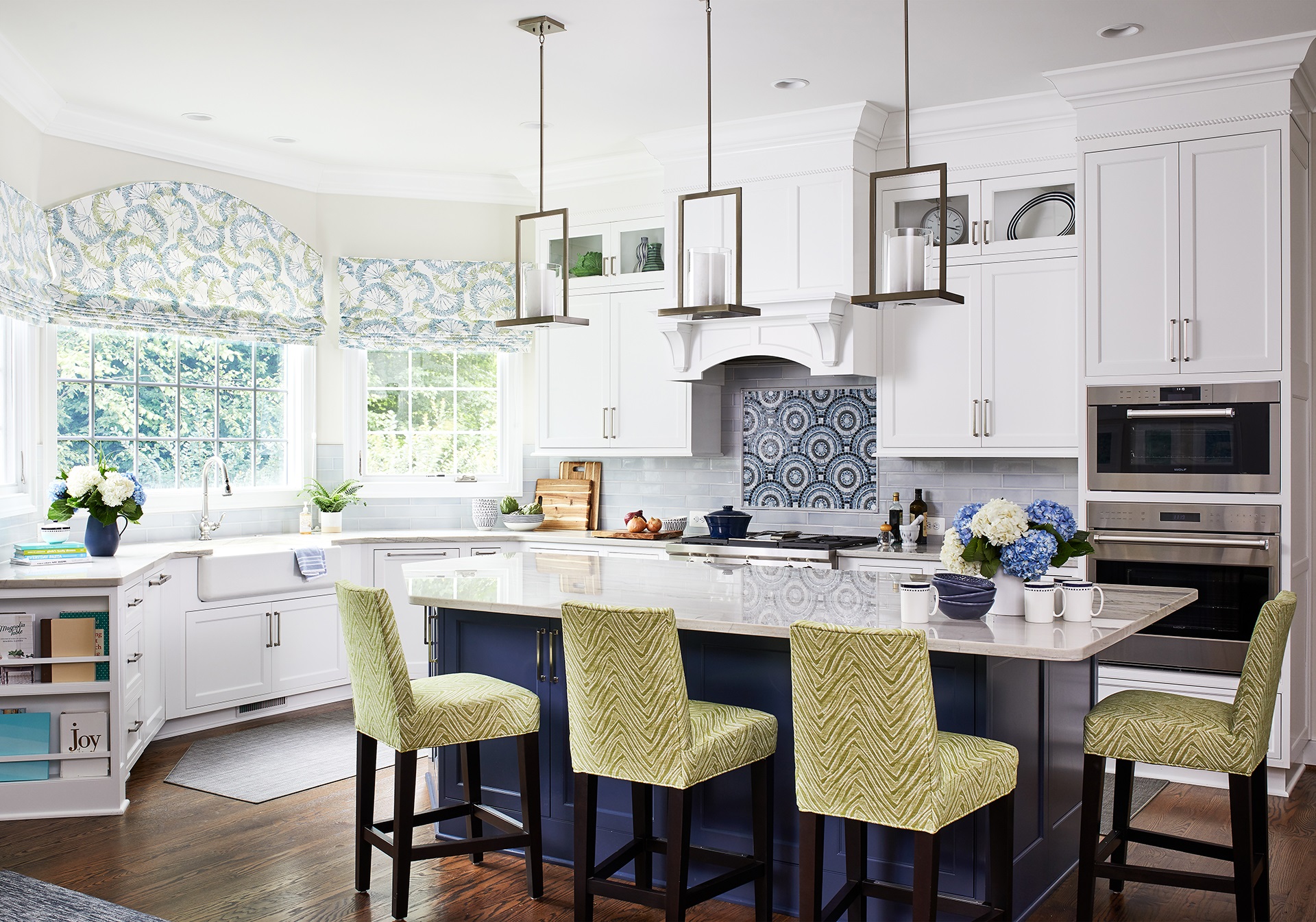 IZZA Cabinet_Kitchen_FrenchVillaSQ_DesignerWhite_CPS_1