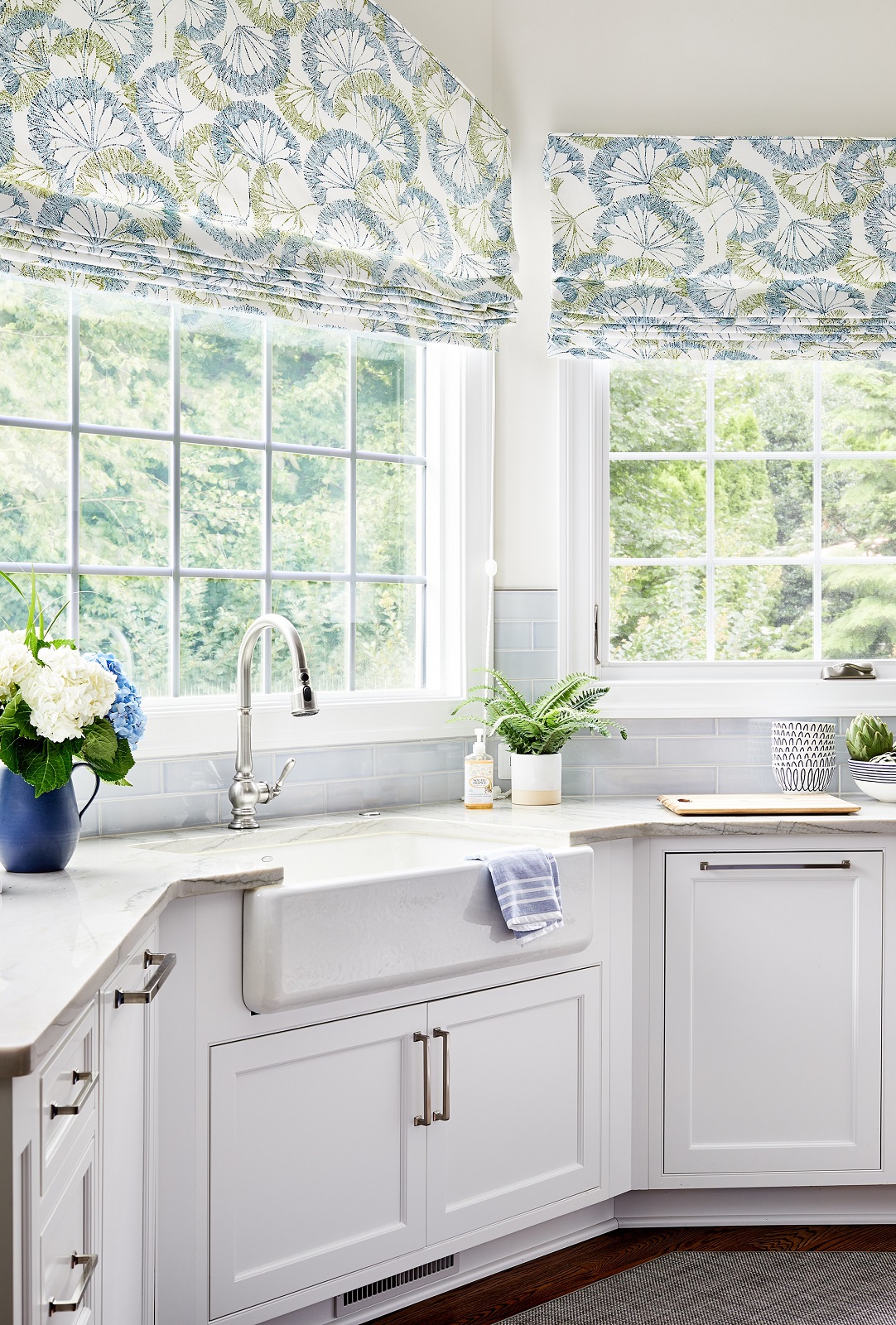 IZZA Cabinet_Kitchen_FrenchVillaSQ_DesignerWhite_CPS_3