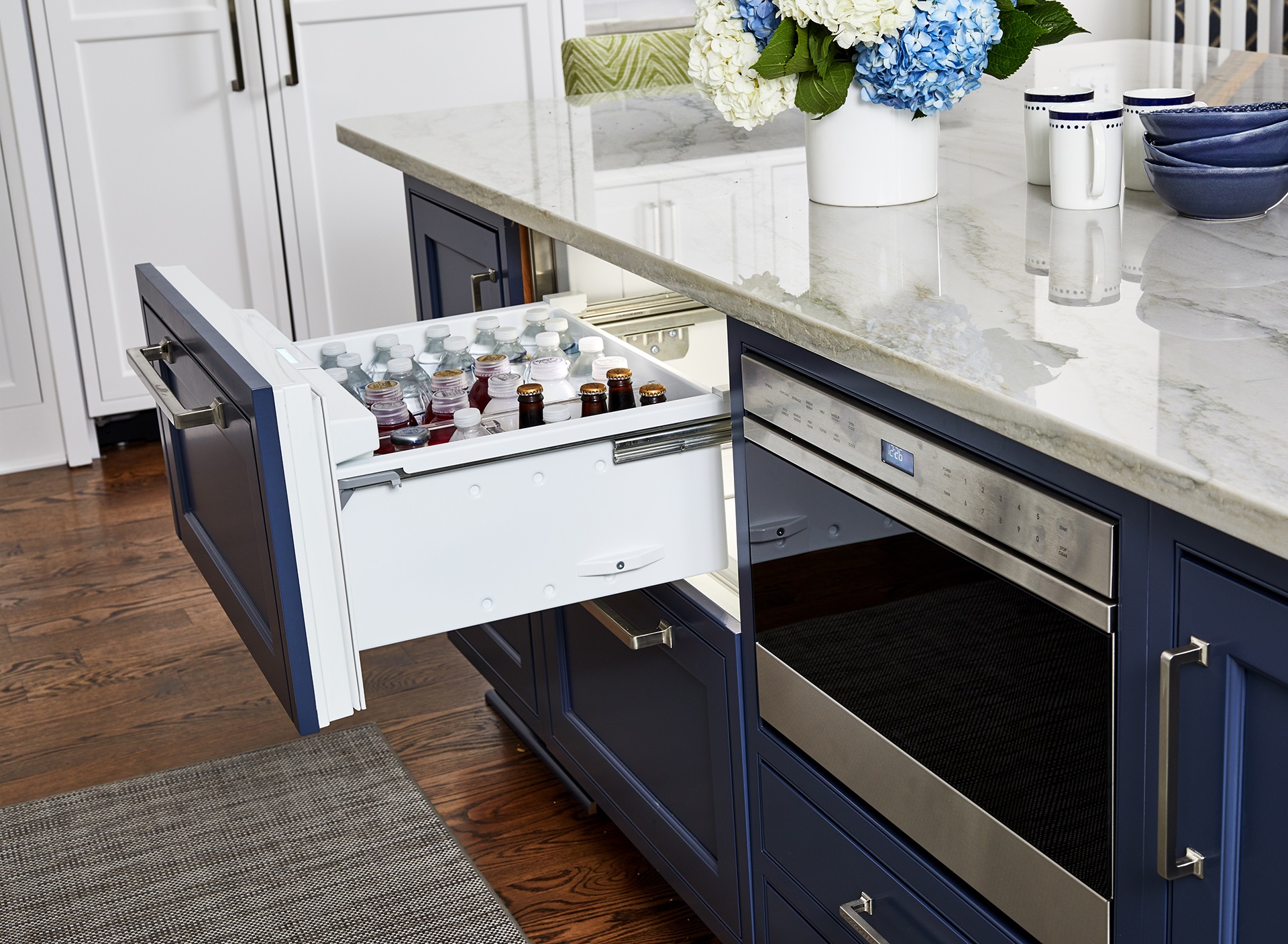 IZZA Cabinet_Kitchen_FrenchVillaSQ_DesignerWhite_CPS_6