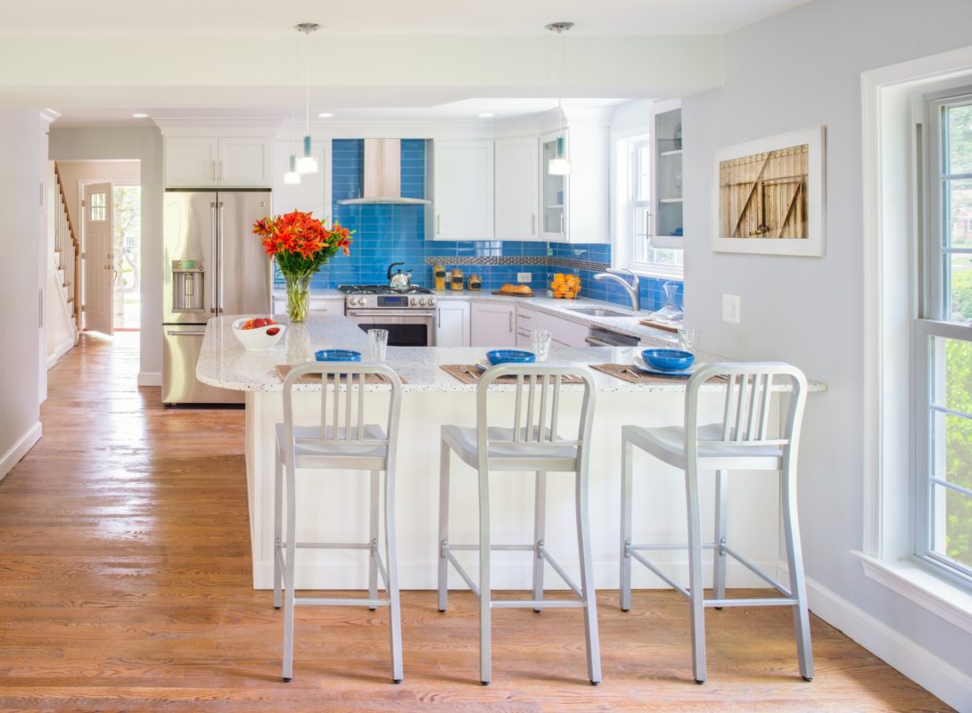 White Shaker Kitchen with Peninsula