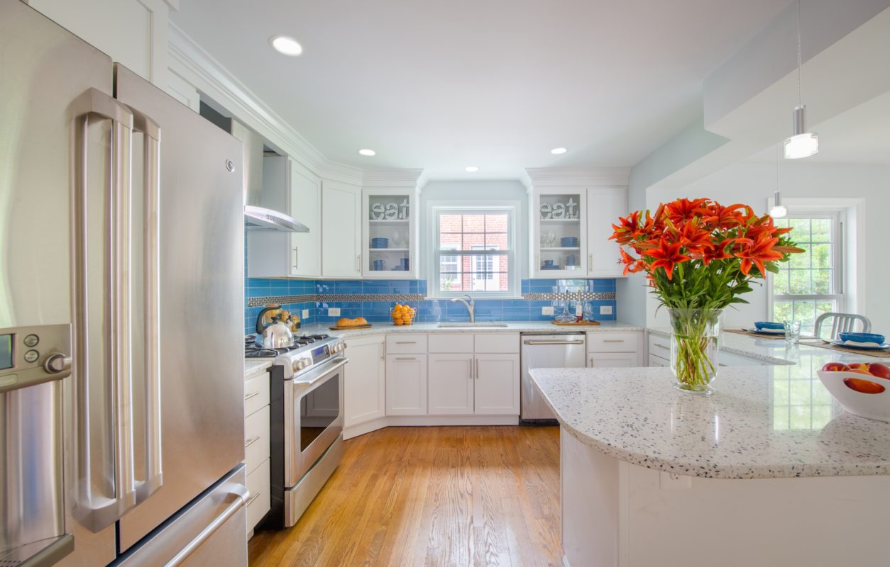 White Shaker Kitchen with Peninsula