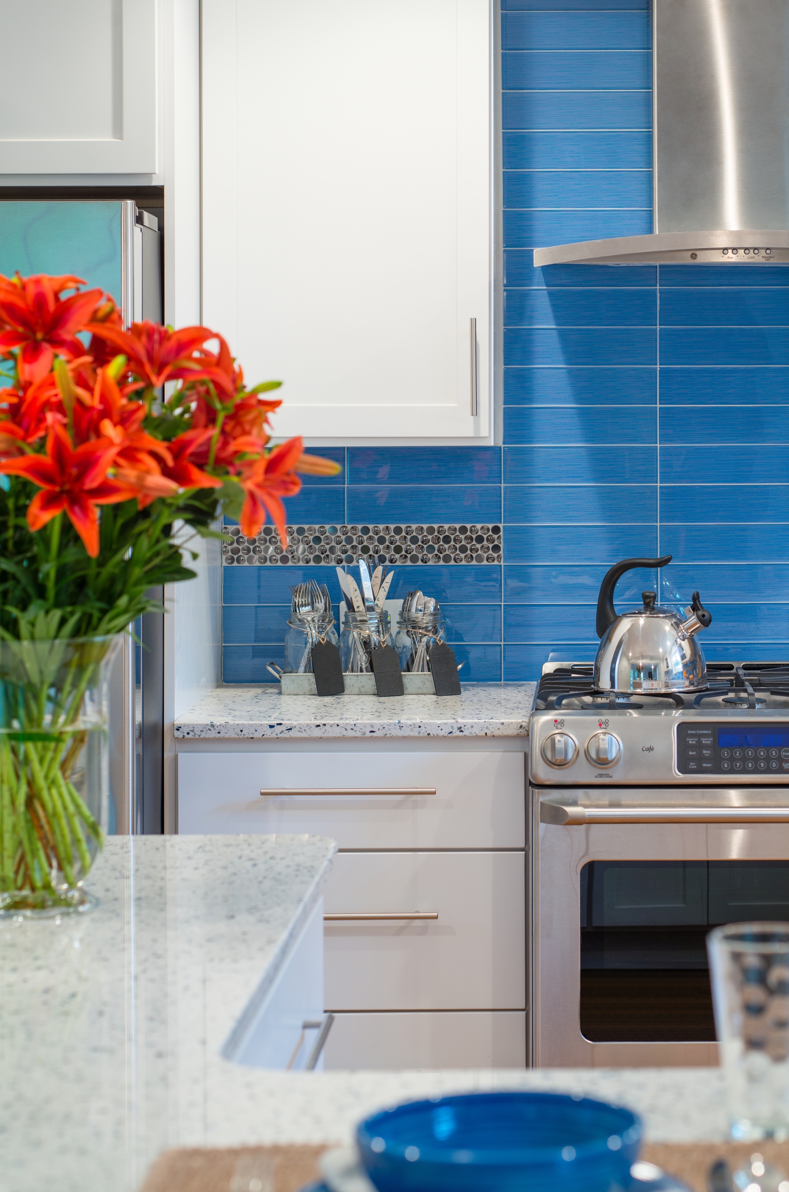 White Shaker Kitchen with Peninsula