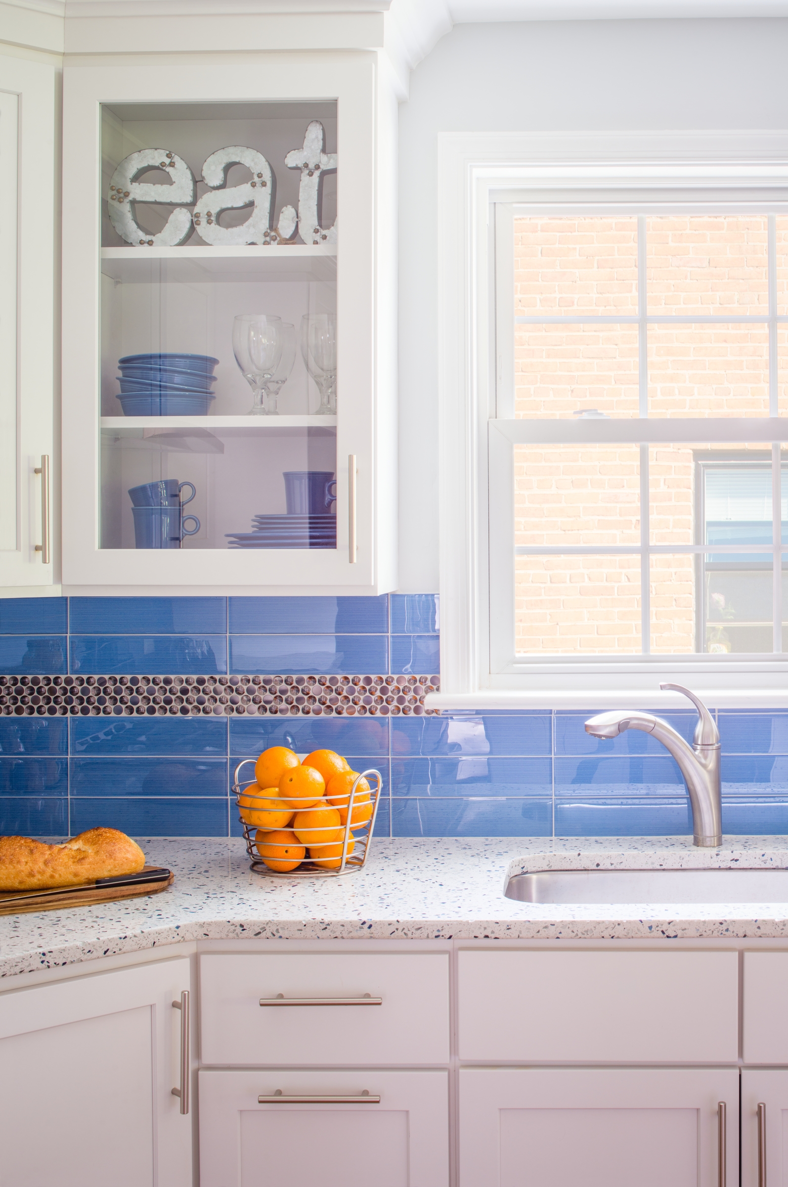 White Shaker Kitchen with Peninsula