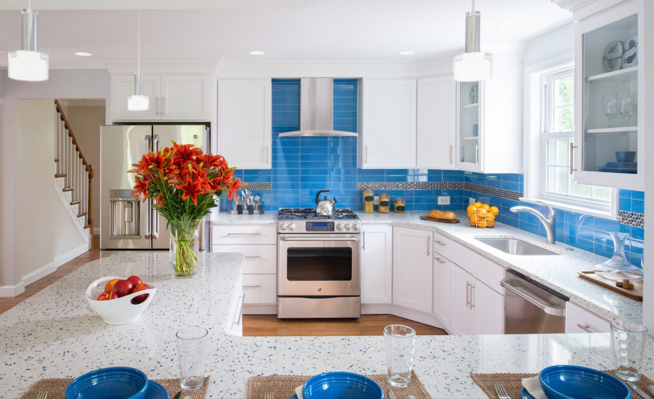 White Shaker Kitchen with Peninsula