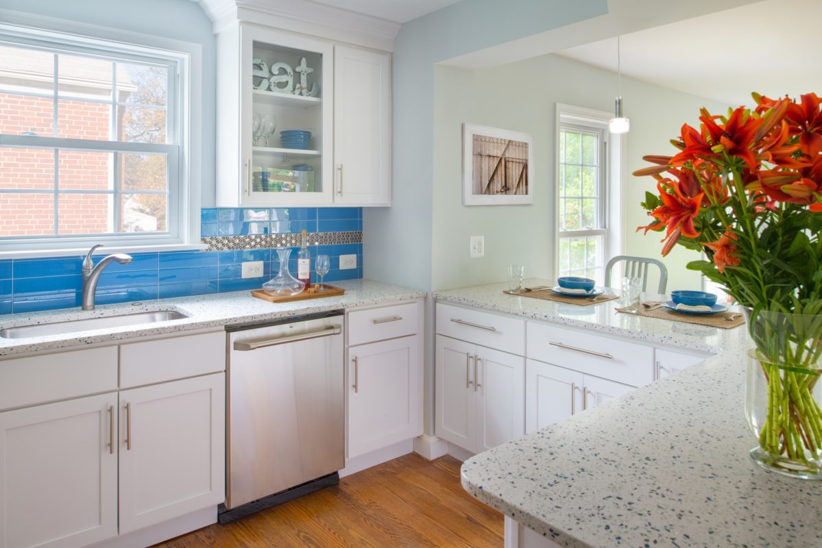 White Shaker Kitchen with Peninsula